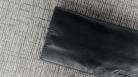 Porta tabacco in vera pelle Nero, astuccio con chiusura bottone a pressione, tasca per filtri, cartine, accendino, tabacco. Total black fumo