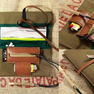 緑色のキャンバス地と合成皮革を使用したタバコポーチ。スナップボタン開閉式。フィルター、巻紙、ライターを収納できるポケット付き。