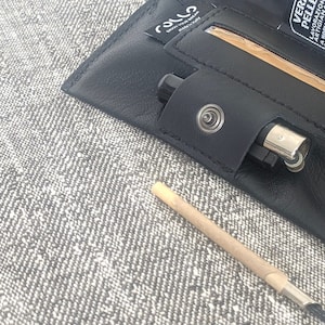 Porta tabacco in vera pelle Nero, astuccio con chiusura bottone a pressione, tasca per filtri, cartine, accendino, tabacco. Total black fumo
