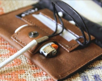 Porta tabacco in pelle Cognac, astuccio, pochette marrone western, tasca per filtri e accendino. Chiusura con bottone a pressione