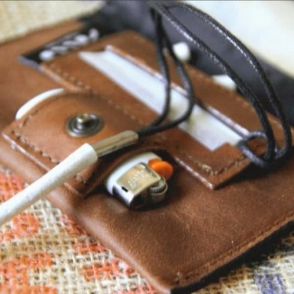 Porta tabacco in pelle Cognac, astuccio, pochette marrone western, tasca per filtri e accendino. Chiusura con bottone a pressione