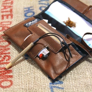 Porta tabacco in pelle Cognac, astuccio, pochette marrone western, tasca per filtri e accendino. Chiusura con bottone a pressione