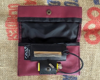 Porta tabacco clip bottone, Bordeaux, Cotone, Vinaccia e finta pelle, artigianale made in italy, astuccio tasca per cartine e accendino. Veg