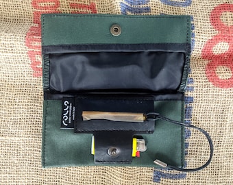 Porta tabacco clip bottone, Verde scuro, Smeraldo, Cotone, Finta pelle, artigianale made in italy, borsetta, tasca cartine e accendino. Veg