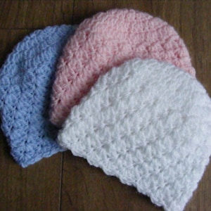 Instructions to Crochet a Prettty Newborn Baby Hat Using an Easy Pattern