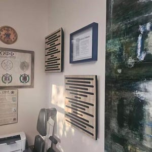 Può includere: Una tazza di ceramica bianca con un manico nero e la scritta "But First, Coffee" in nero, con un carattere a mano. La tazza è su una superficie bianca.