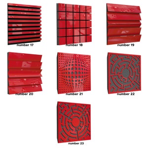 Puede incluir: Seis paneles acústicos rojos con diferentes diseños, incluyendo una cuadrícula, un laberinto y una esfera. Los paneles están numerados del 17 al 23.