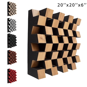 Può includere: Pannelli acustici, 50.8 cm x 50.8 cm x 15.2 cm, in vari colori. Il pannello principale presenta un design geometrico con blocchi alternati in legno e schiuma nera. Pannelli aggiuntivi in nero, bianco, rosso e marrone.