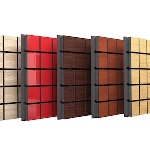 Puede incluir: Cinco paneles de pared acústicos en diferentes acabados de madera. Los paneles están hechos de listones de madera con un marco negro y están dispuestos en fila. Los acabados incluyen madera clara, rojo, madera oscura, madera marrón y madera clara.