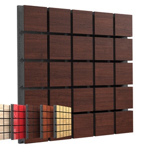 Pode incluir: Painel de parede acústico com uma grelha de quadrados de madeira castanha escura. O painel tem um fundo cinza escuro e uma seleção de painéis de amostra em várias cores e acabamentos, incluindo vermelho, castanho claro e dourado.