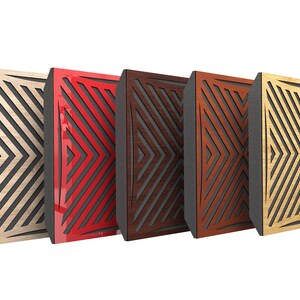 Könnte beinhalten: Fünf rechteckige Akustikpaneele mit geometrischen Designs. Die Paneele weisen eine Vielzahl von Farben auf, darunter helles Holz, Rot, dunkles Holz und ein helleres Holz. Jedes Paneel hat eine dunkelgraue Rückseite und eine gemusterte Vorderseite.