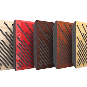 Peut inclure: Cinq panneaux acoustiques avec un motif de lignes diagonales. Les panneaux sont en bois et ont différentes finitions, notamment le bois naturel, le rouge et le brun.
