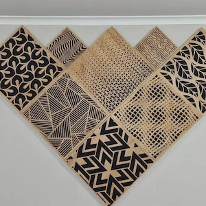 Peut inclure: Un ensemble de décoration murale composé de neuf panneaux en bois avec différents motifs géométriques et abstraits en noir et marron. Les panneaux sont disposés en quinconce pour créer un design visuellement intéressant.