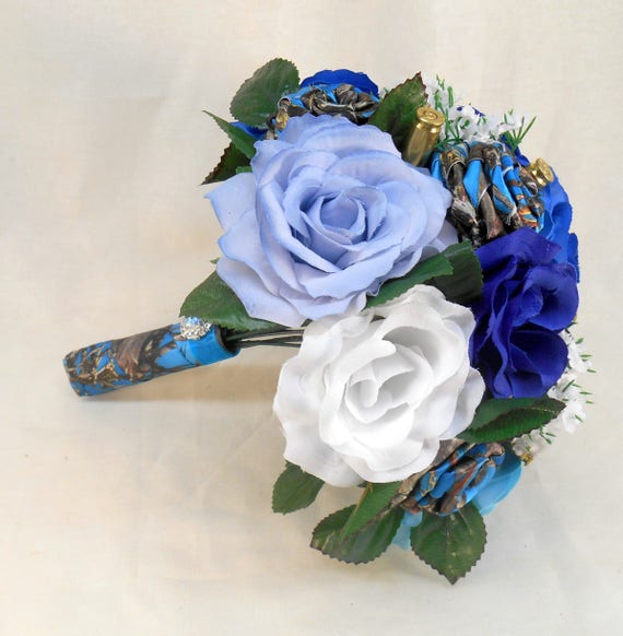 Vrai Bois Bleu Camo Avec Bouquet De Fleurs Bleues Et Blanches