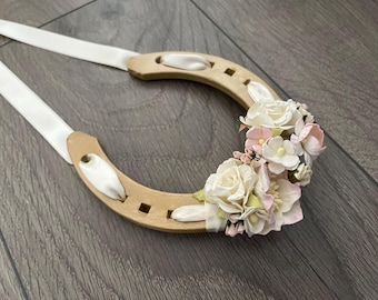 Gold Wedding Horseshoe: Personalised Newlywed Gift with Cream Flowers