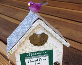Maison minuscule, thé vert, fleurs de cerise et pièces asiatiques avec un oiseau