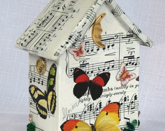 Butterlies minuscules de maison avec la musique, l’art trouvé d’objet, avec un oiseau