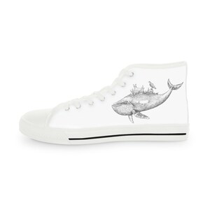 IllustrationHigh Top Sneakers, Wal, Geschenk, Modischer Schuh, Illustration, Tattoo, Gothic, Schwarz und Weiß, Modischer Schuh, Gothic Schuhe