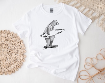 Camiseta unissex com estampa de urso surfista, em algodão pesado.