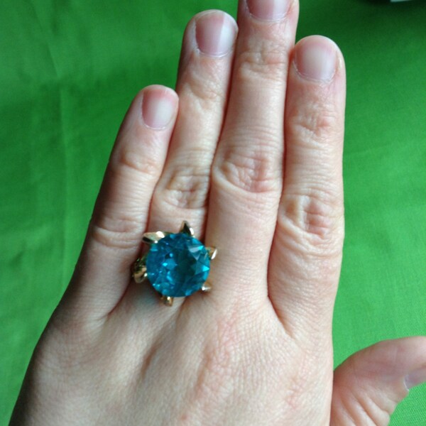 Beautiful Gold and Teal Crystal Ring Size 7 1/2 (Item 264-M)