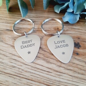 Llavero con púa de guitarra - Personalizado - Regalo de cumpleaños / Regalo para músico / Regalo para papá