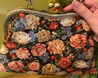 Floral Kiss Clasp Handbag: Victorian Style Purse with Shoulder Chain