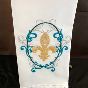 Toalha de convidado Fleur De Lis, toalha de mão, toalhas bordadas, presentes de casamento, presentes para a mãe, presentes de inauguração, decoração de banheiro, presentes para ela