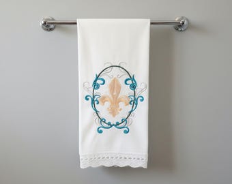 Ręcznik gościnny z haftem Fleur De Lis: Falisty brzeg koronki