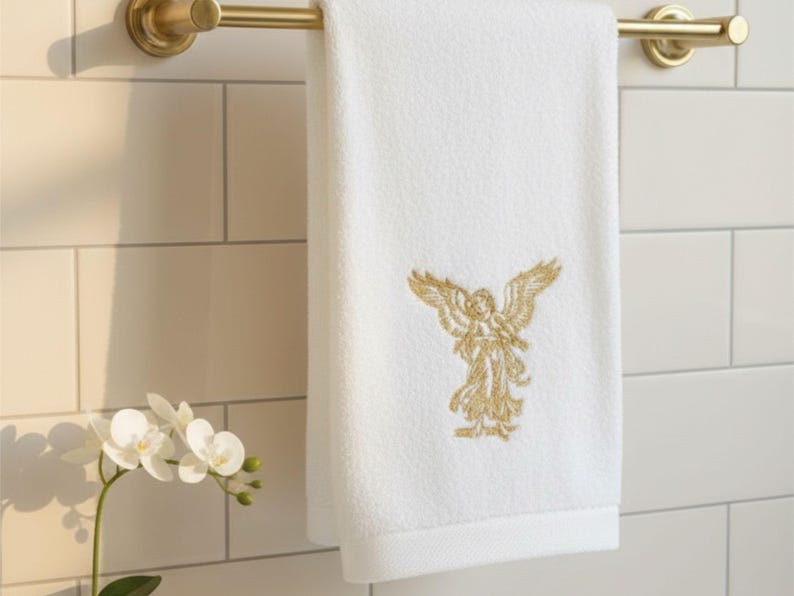 Zestaw ręczników z haftowanym aniołem | Białe ręczniki kąpielowe i do rąk z bawełny 600 g/m² | Wystrój łazienki zdjęcie 1