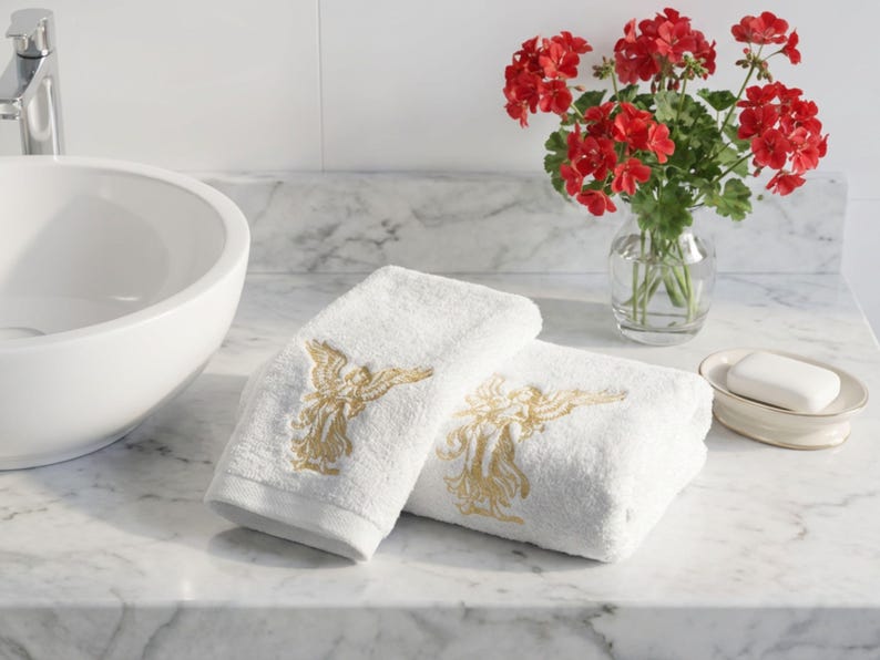 Zestaw ręczników z haftowanym aniołem | Białe ręczniki kąpielowe i do rąk z bawełny 600 g/m² | Wystrój łazienki zdjęcie 4