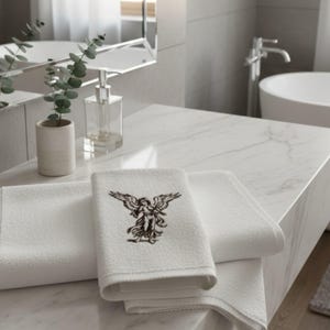 Zestaw ręczników z haftowanym aniołem | Białe ręczniki kąpielowe i do rąk z bawełny 600 g/m² | Wystrój łazienki zdjęcie 6