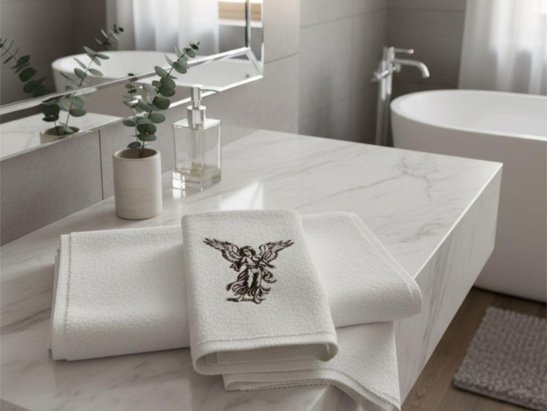 Zestaw ręczników z haftowanym aniołem | Białe ręczniki kąpielowe i do rąk z bawełny 600 g/m² | Wystrój łazienki zdjęcie 6