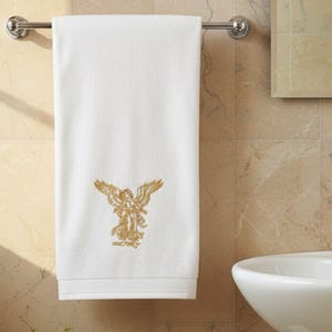 Zestaw ręczników z haftowanym aniołem | Białe ręczniki kąpielowe i do rąk z bawełny 600 g/m² | Wystrój łazienki zdjęcie 3
