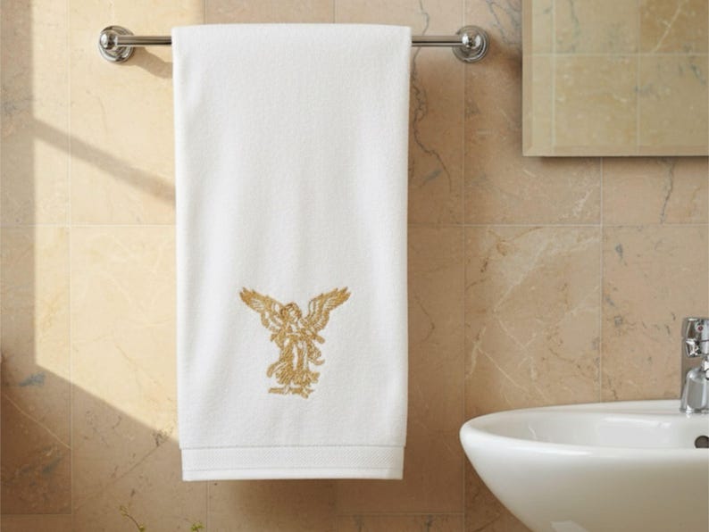 Zestaw ręczników z haftowanym aniołem | Białe ręczniki kąpielowe i do rąk z bawełny 600 g/m² | Wystrój łazienki zdjęcie 3