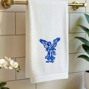 Zestaw ręczników z haftowanym aniołem | Białe ręczniki kąpielowe i do rąk z bawełny 600 g/m² | Wystrój łazienki zdjęcie 2
