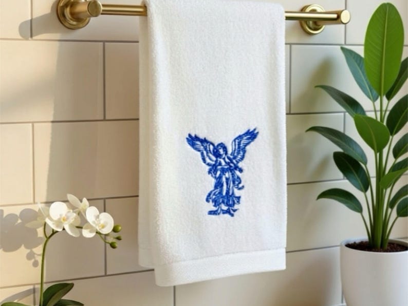Zestaw ręczników z haftowanym aniołem | Białe ręczniki kąpielowe i do rąk z bawełny 600 g/m² | Wystrój łazienki zdjęcie 2