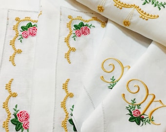 Mantelería de lino con rosas reliquia bordadas: servilletas personalizadas