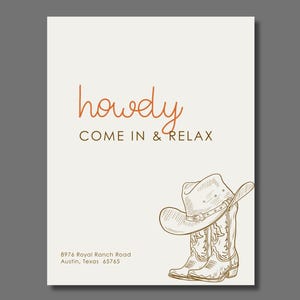 Puede incluir: Un letrero color crema con la palabra "howdy" en escritura naranja, seguido de "COME IN & RELAX". Un sombrero y botas de vaquero están ilustrados en marrón. La dirección 8976 Royal Ranch Road, Austin, Texas 65765 está impresa en la parte inferior.