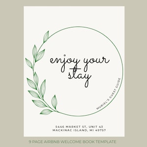 Op de afbeelding: Een crèmekleurige welkomstgids met de woorden "enjoy your stay" in een scriptlettertype, omcirkeld door een groene krans. De gids bevat het adres 5446 Market St, Mackinac Island, MI, en is gelabeld als een 9 pagina's tellende Airbnb welkomstboek sjabloon.