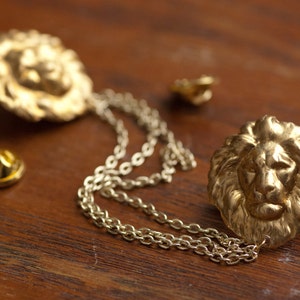 Gold Lion Head Collar/Cardigan Clip image 2