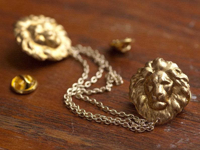 Gold Lion Head Collar/Cardigan Clip image 2