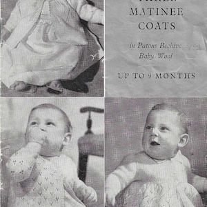 Könnte beinhalten: Vintage Schwarz-Weiß-Bild mit drei gestrickten Baby-Mänteln. Das Bild zeigt ein Baby in einem Strickkleid und einer Strickjacke. Der Text auf dem Bild lautet "THREE MATINEE COATS" und "UP TO 9 MONTHS".