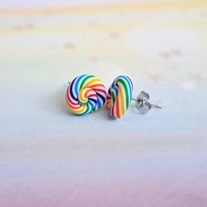 K&ouml;nnte beinhalten: Ein Paar Ohrstecker mit Regenbogenwirbel. Die Ohrringe sind aus Polymer Clay gefertigt und haben einen silbernen Stift.