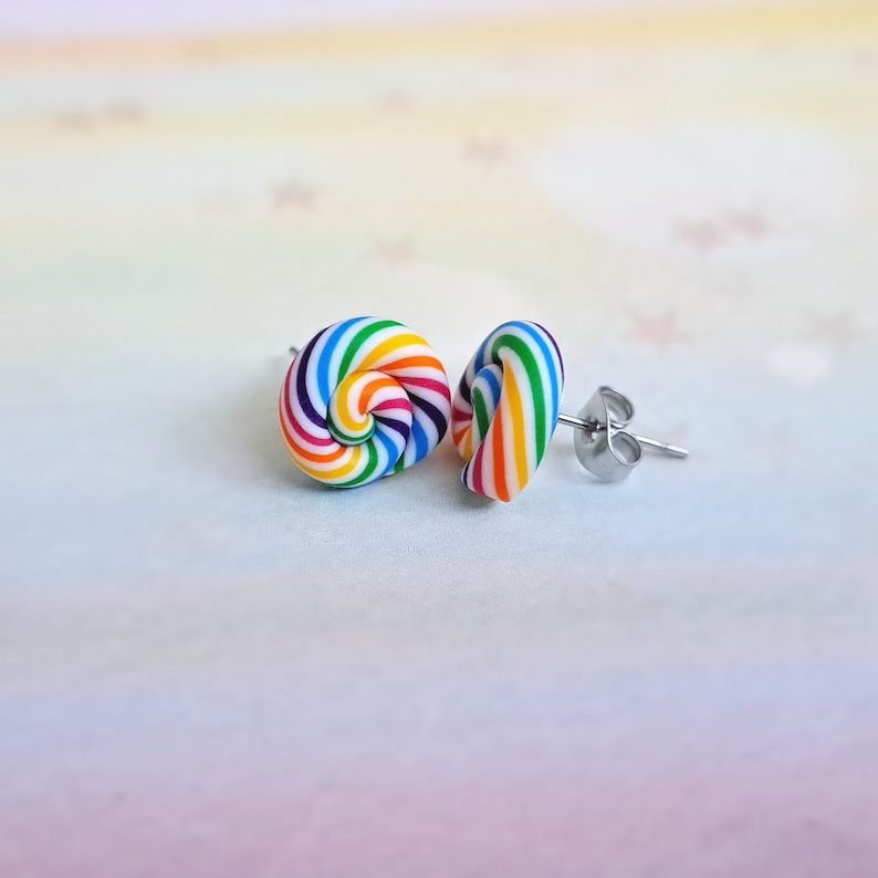 K&ouml;nnte beinhalten: Ein Paar Ohrstecker mit Regenbogenwirbel. Die Ohrringe sind aus Polymer Clay gefertigt und haben einen silbernen Stift.