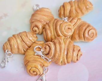 Franzbrötchen Handgemacht Kawaii Charm aus Fimo | Süße Mini Anhänger | Unikat | Taschen- & Schmuck Charm