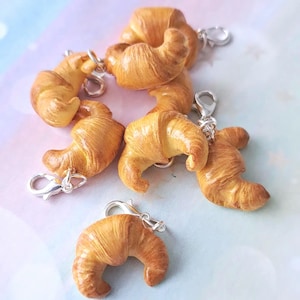 Croissant Handgemacht Kawaii Charm aus Fimo | Süße Mini Anhänger | Unikat | Taschen- & Schmuck Charm