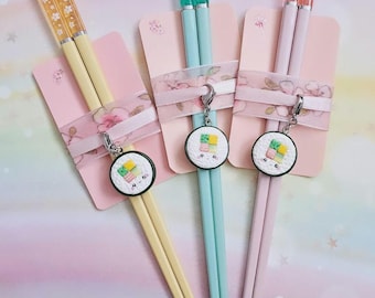 Essstäbchen Set mit Charm – Geschenkidee in Pastell – Stäbchen-Set Kawaii Style für Bento und Cutie Fans