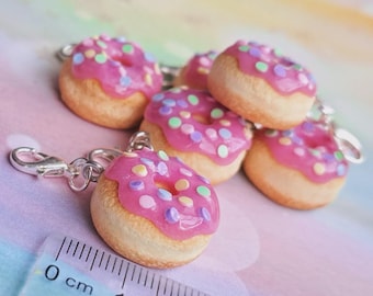 Donut Handgemacht Kawaii Charm aus Fimo | Süße Mini Anhänger | Unikat | Taschen- & Schmuck Charm