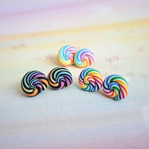 Ohrstecker Lolli Regenbogen – handgemacht aus Fimo – bunte Mini Süßigkeiten für deine Ohren – Kawaii Schmuck