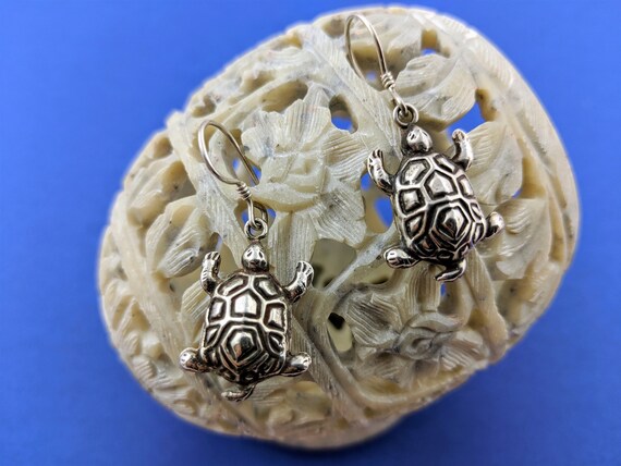 Incised Himalayan Tortoise Silver Dangle Earrings… - image 4